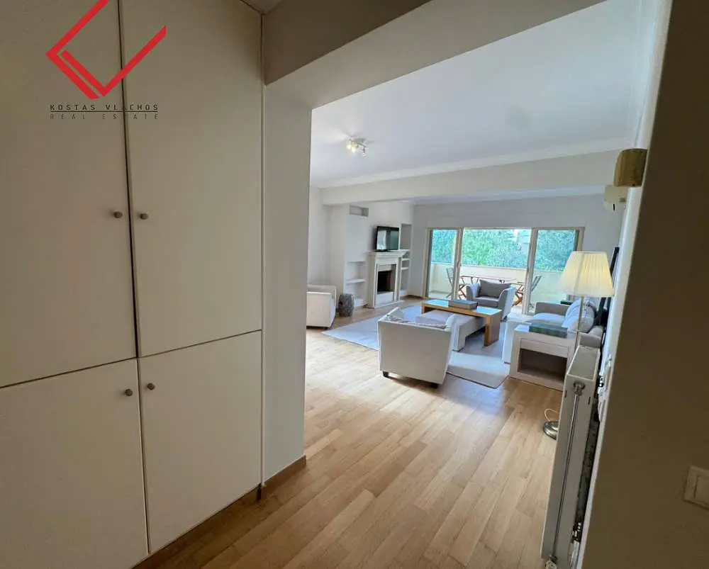 Kuchyně; kuchyňské spotřebiče, dřevěná podlaha, přirozené světlo, moderní styl