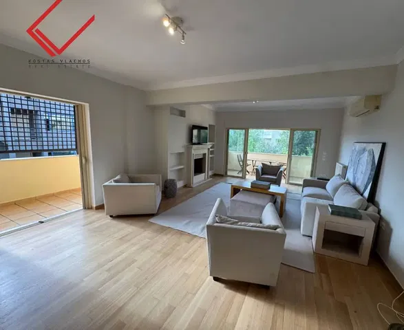 Kuchyně; kuchyňské spotřebiče, dřevěná podlaha, přirozené světlo, moderní styl