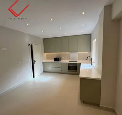 Kuchyně; kuchyňské spotřebiče, dřevěná podlaha, přirozené světlo, moderní styl