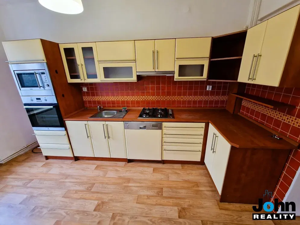 Cocina; electrodomésticos, suelo de madera, luz natural, estilo moderno