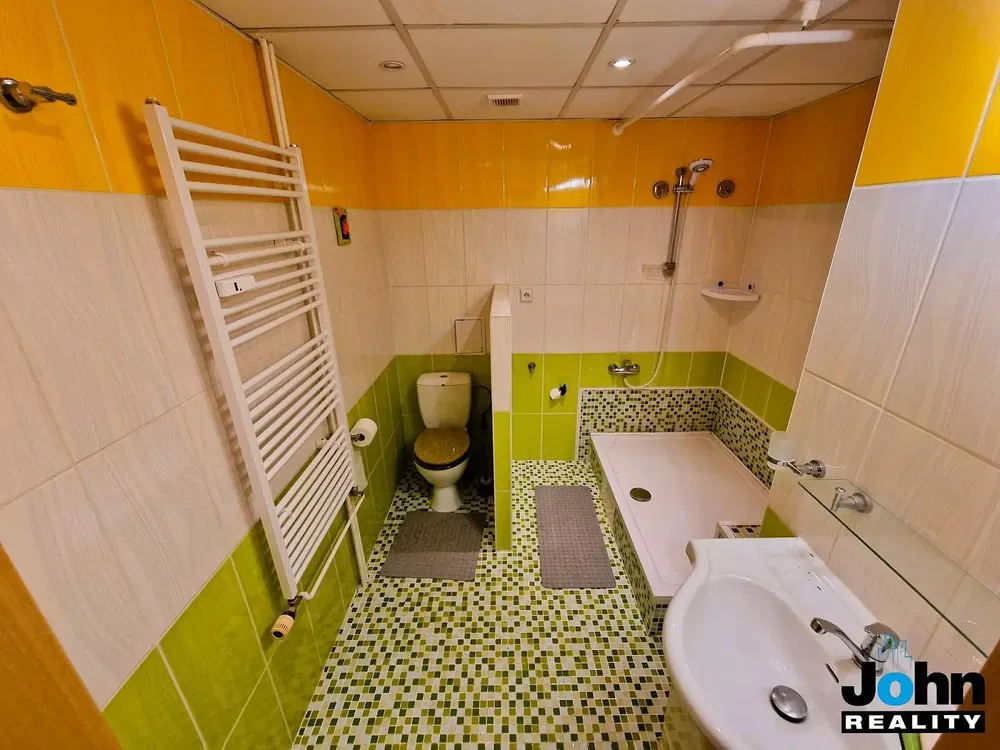 Salón; suelo de madera, luz natural, estilo moderno