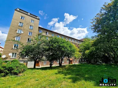 Salón; suelo de madera, luz natural, estilo moderno, techos altos