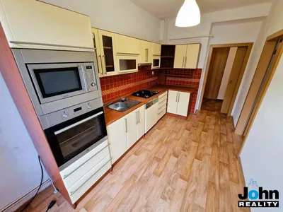 Salón; suelo de madera, luz natural, estilo moderno