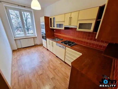 Salón; suelo de madera, luz natural, estilo moderno