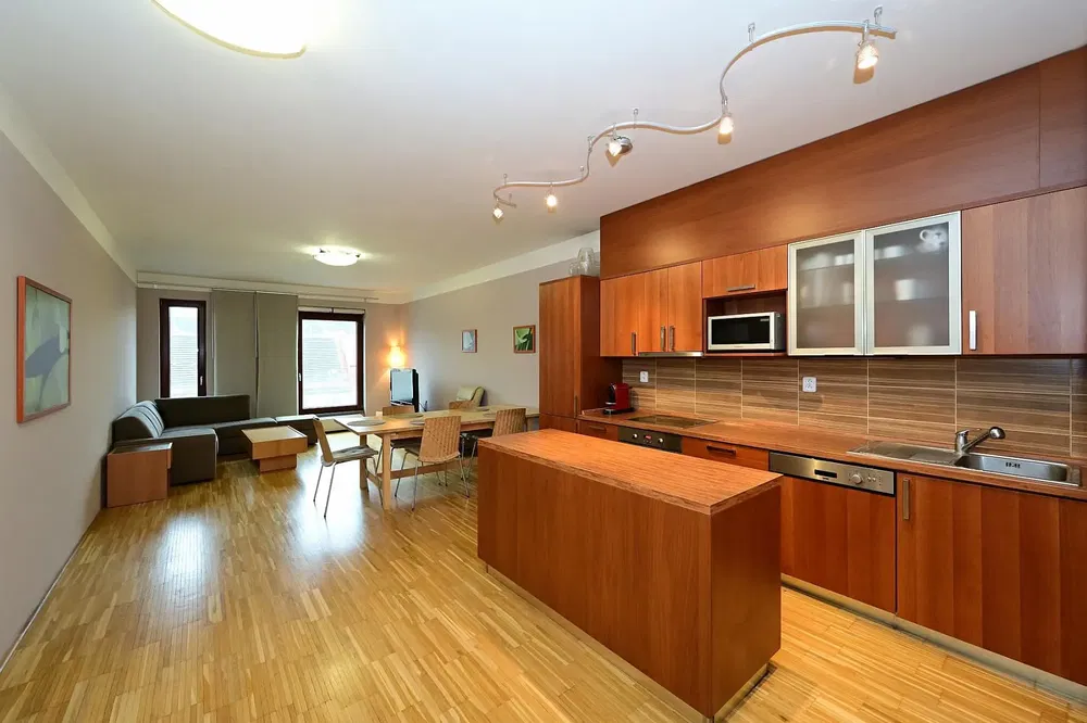 Wohnzimmer; holzboden, tageslicht, moderner stil, hohe decken