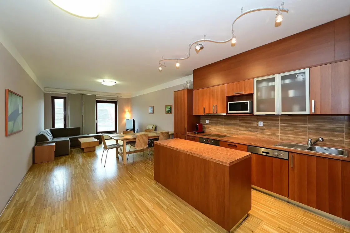 Wohnzimmer; holzboden, tageslicht, moderner stil, hohe decken