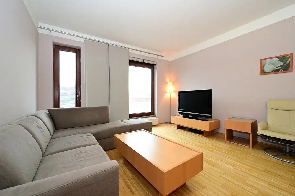 Wohnzimmer; holzboden, tageslicht, moderner stil