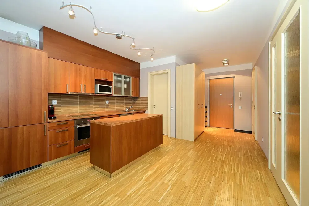 Wohnzimmer; holzboden, tageslicht, moderner stil