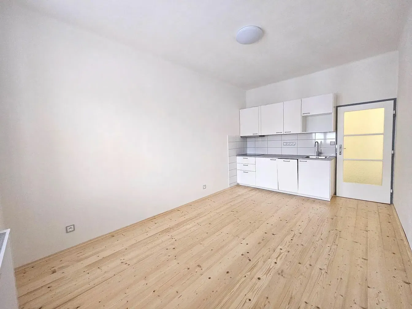 Living room; wood floor, natural light, modern style