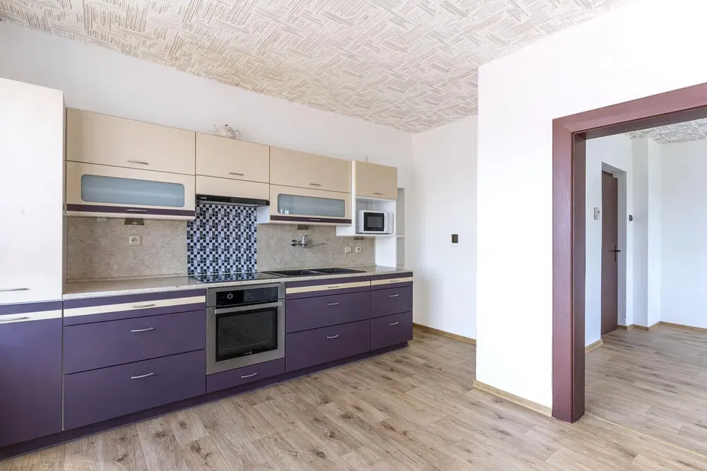 Кухня; кухненски уреди, дървен под, естествена светлина, модерен стил