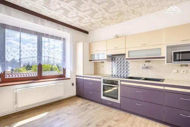 Хол; дървен под, естествена светлина, модерен стил, високи тавани