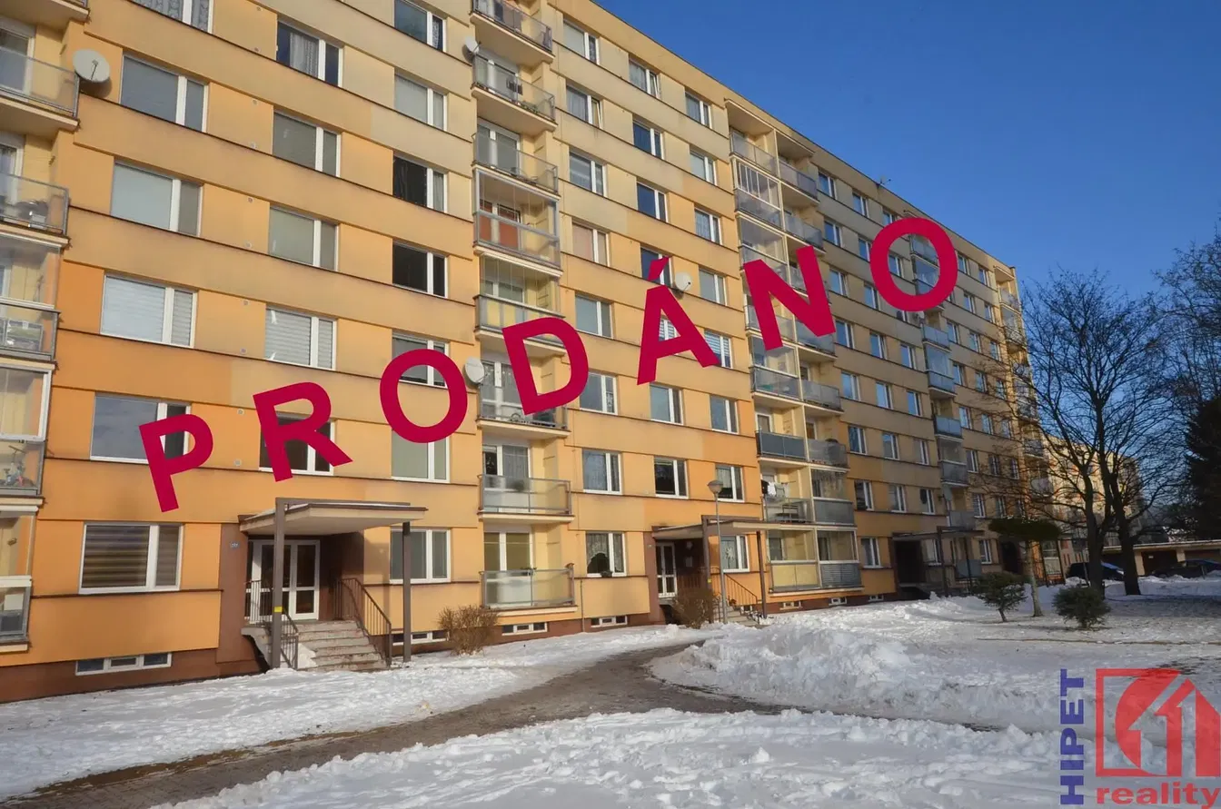 Cozinha; eletrodomésticos, chão de azulejo, luz natural, estilo moderno