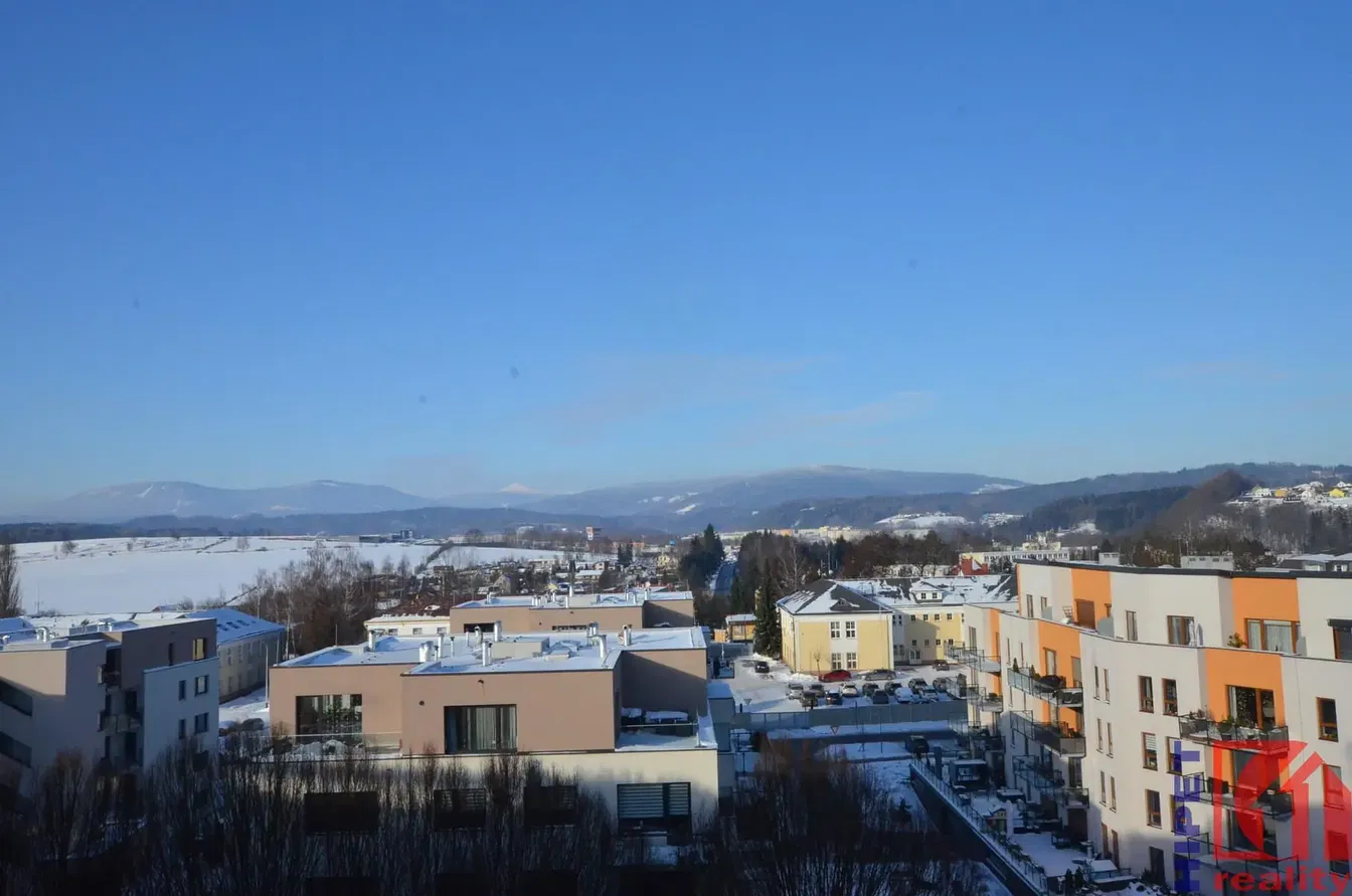 Sala de estar; chão de madeira, luz natural, estilo moderno
