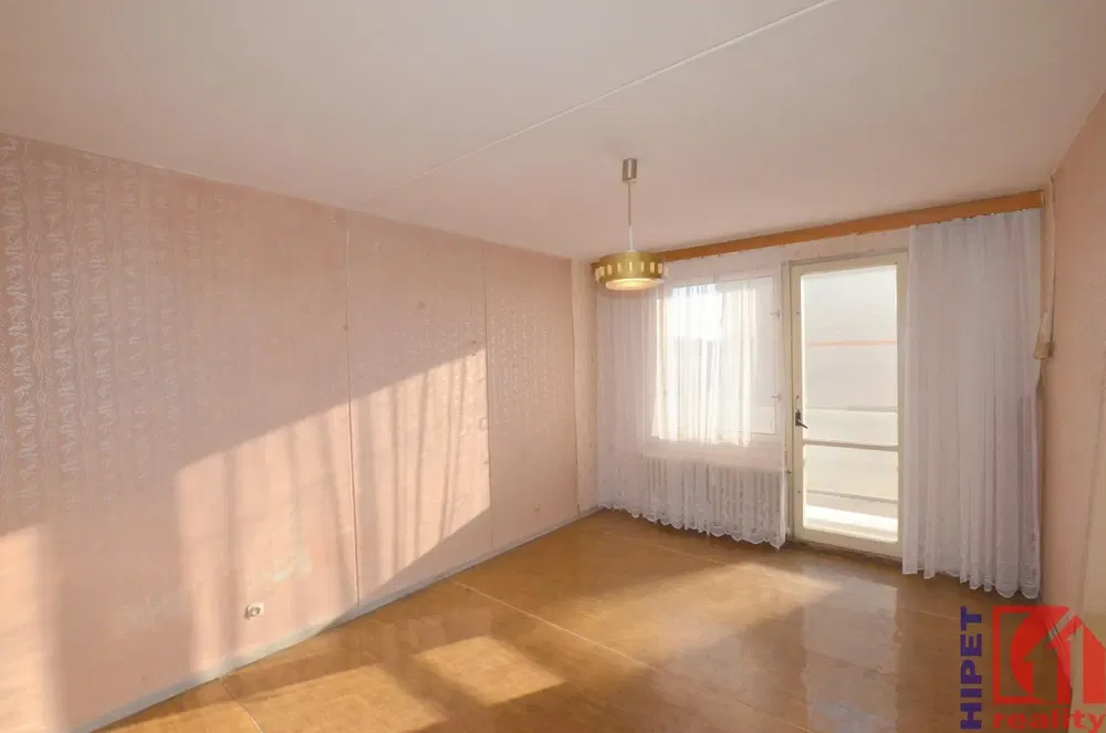 Sala de estar; chão de madeira, luz natural, estilo moderno