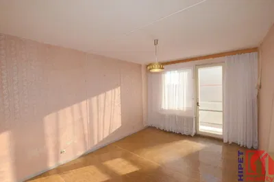 Sala de estar; chão de madeira, luz natural, estilo moderno