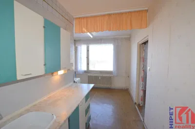 Sala de estar; chão de madeira, luz natural, estilo moderno