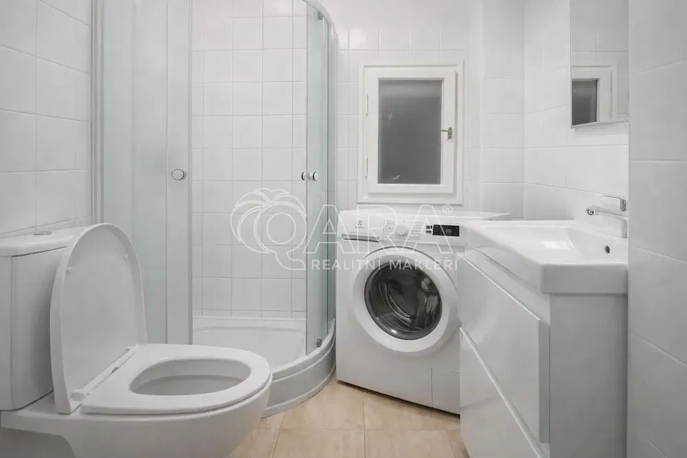 Living room; wood floor, natural light, modern style