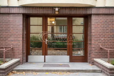 Living room; wood floor, natural light, modern style