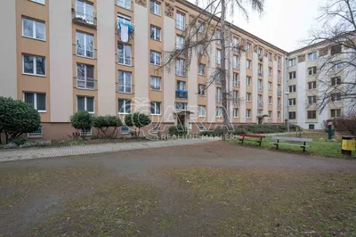 Salon; podłoga drewniana, światło dzienne, styl nowoczesny, wysokie sufity