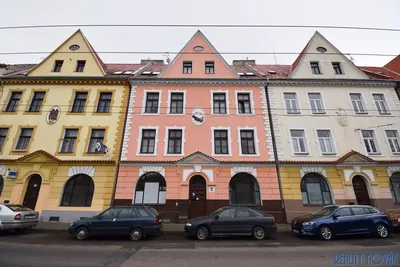 Living room; wood floor, natural light, modern style, high ceiling