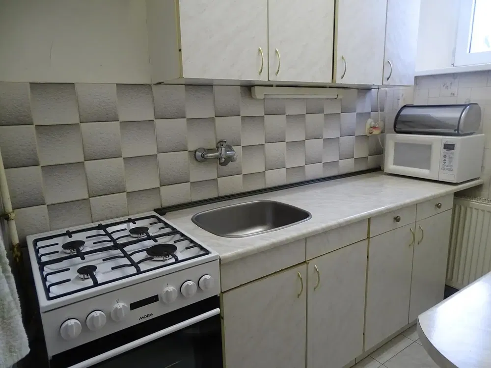 Mutfak; mutfak aletleri, ahşap zemin, doğal ışık, modern stil