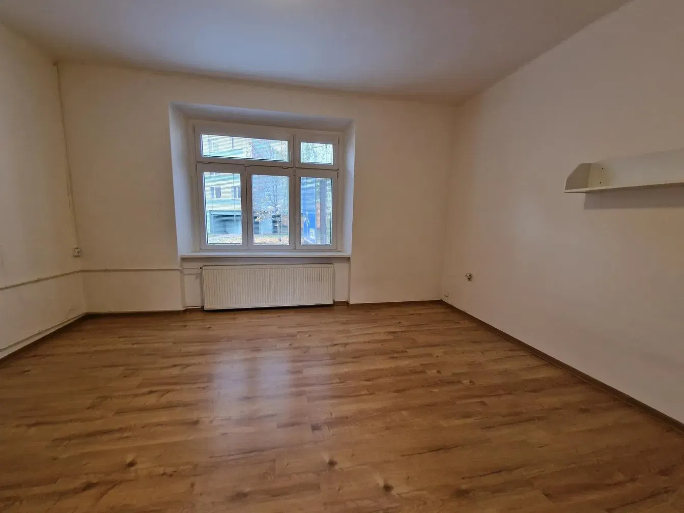 Oturma odası; ahşap zemin, doğal ışık, modern stil