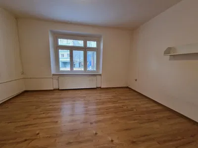 Oturma odası; ahşap zemin, doğal ışık, modern stil