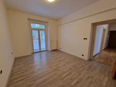 Oturma odası; ahşap zemin, doğal ışık, modern stil