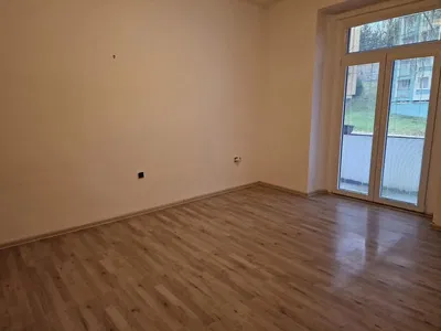 Mutfak; mutfak aletleri, ahşap zemin, doğal ışık, modern stil