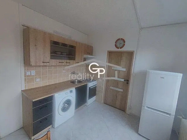 Salón; suelo de madera, luz natural, estilo moderno