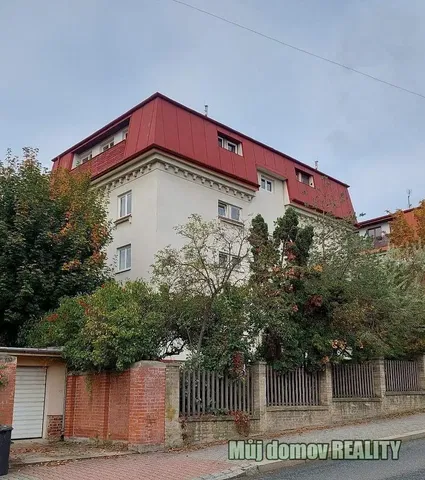 Хол; дървен под, естествена светлина, модерен стил