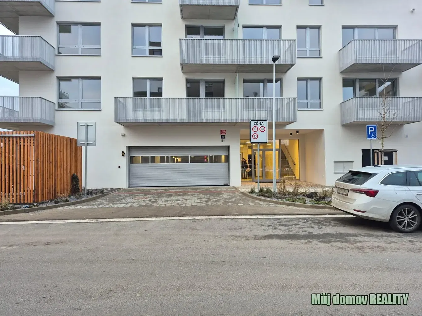 Хол; дървен под, естествена светлина, модерен стил