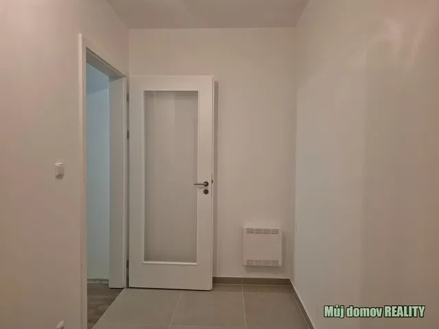 Living room; wood floor, natural light, modern style