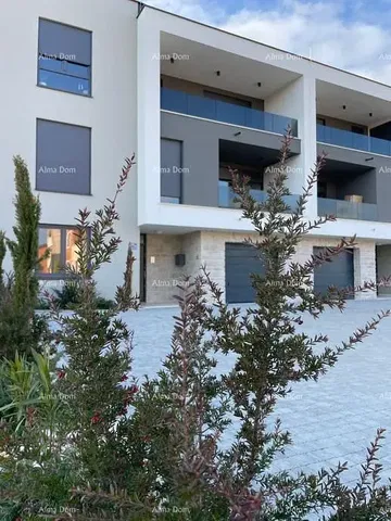 Κουζίνα; συσκευές κουζίνας, ξύλινο πάτωμα, φυσικό φως, μοντέρνο στυλ