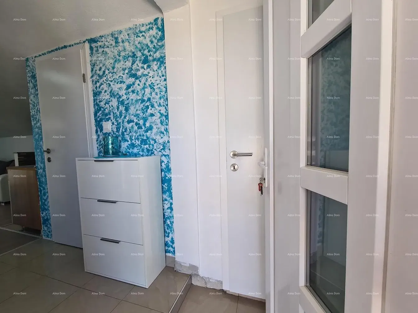 Кухиња; кухињски апарати, дрвени под, природно светло, модерни стил