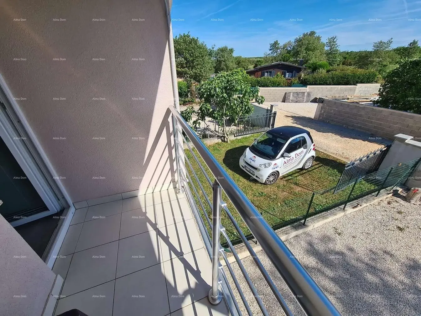 Дневна соба; дрвени под, природно светло, модерни стил