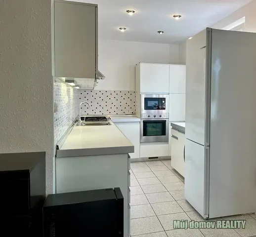 Кухня; кухненски уреди, дървен под, естествена светлина, модерен стил