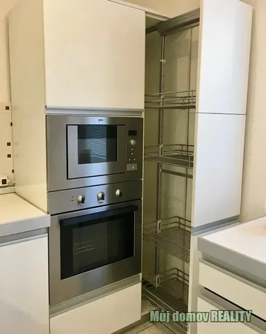 Кухня; кухненски уреди, дървен под, естествена светлина, модерен стил