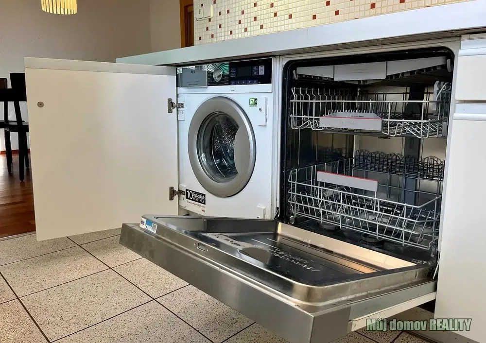 Хол; дървен под, естествена светлина, модерен стил, високи тавани