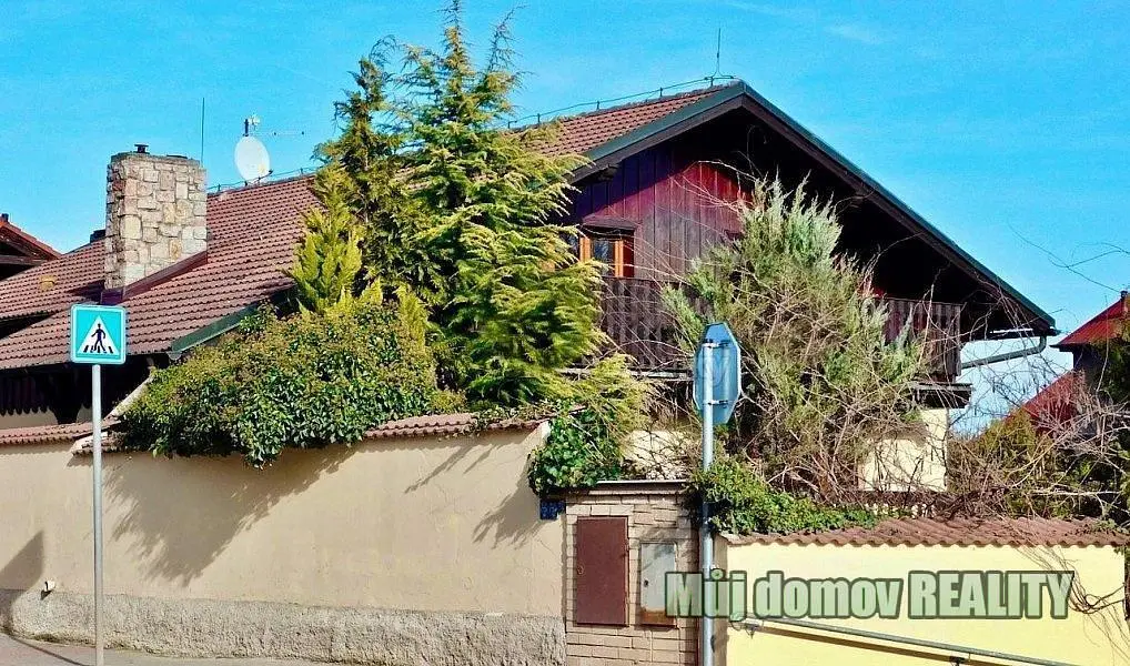 Кухиња; кухињски апарати, дрвени под, природно светло, модерни стил