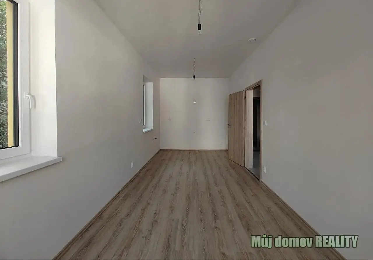 Хол; дървен под, естествена светлина, модерен стил, високи тавани