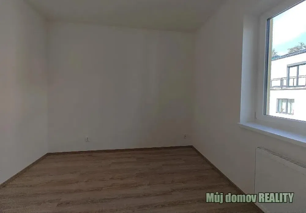 Хол; дървен под, естествена светлина, модерен стил