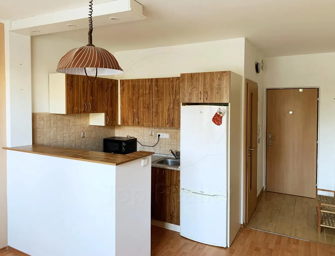 Дневна соба; дрвени под, природно светло, модерни стил