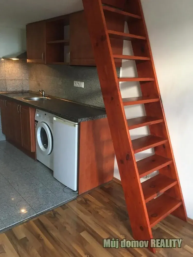 Кухиња; кухињски апарати, дрвени под, природно светло, модерни стил