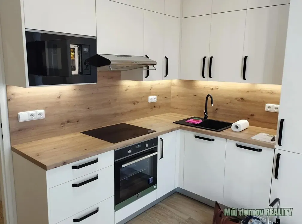 Кухиња; кухињски апарати, дрвени под, природно светло, модерни стил