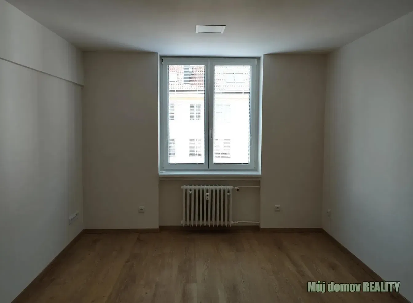 Дневна соба; дрвени под, природно светло, модерни стил