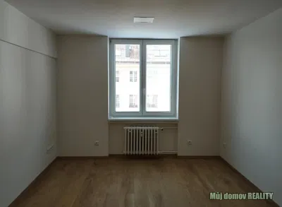 Дневна соба; дрвени под, природно светло, модерни стил