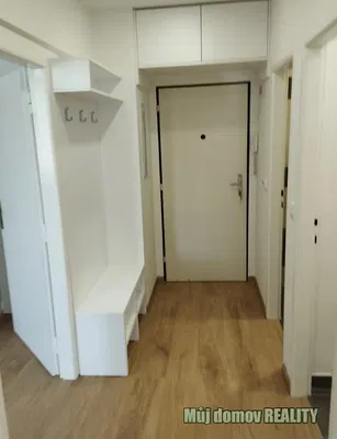 Дневна соба; дрвени под, природно светло, модерни стил