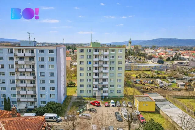 Хол; дървен под, естествена светлина, модерен стил, високи тавани