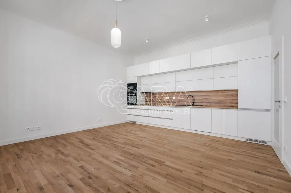 Дневна соба; дрвени под, природно светло, модерни стил